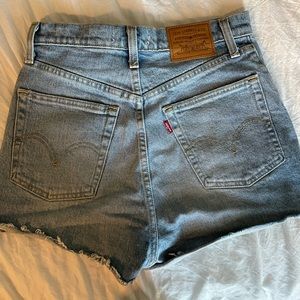 LEVI DENIM SHORTS 🤍